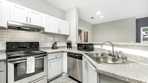 Landing Modern Apartment with Amazing Amenities (ID4762X60) Condominio in Lithia Springs