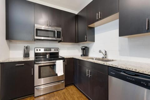 Landing Modern Apartment with Amazing Amenities (ID1339) Condo in Brentwood