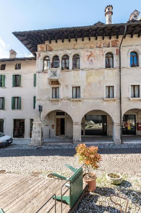 Loft overlooking the old town . Condo in Feltre