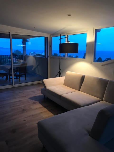 Bird's eye view, Seating area, City view