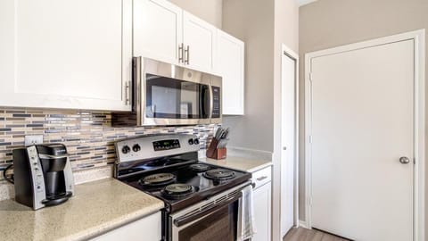 Landing Modern Apartment with Amazing Amenities (ID7966X24) Condominio in Coppell