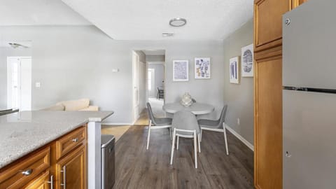 Landing Modern Apartment with Amazing Amenities (ID4127X27) Condominio in Spring Valley