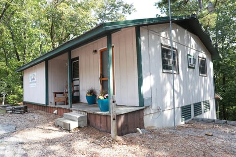 2 Bedroom Cabin next to Silver Dollar City Campground/ 
RV Resort in Sunset Cove Township