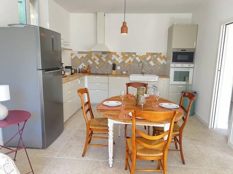 Appartement calme avec jardin à 50m de la plage, WiFi, parking et équipements de qualité - FR-1-770-26 Apartment in La Ciotat