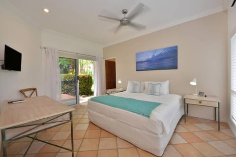 Solander House - 5 Bedrooms by the Beach House in Port Douglas