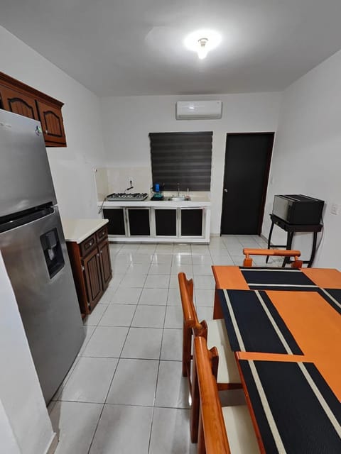 Kitchen or kitchenette, Dining area, minibar, air conditioner