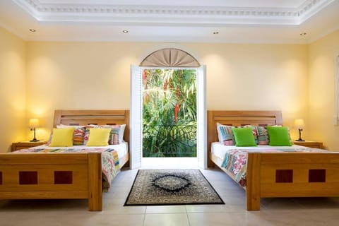 Barbados in the Tropics - 5 Bedroom Luxury Home House in Port Douglas