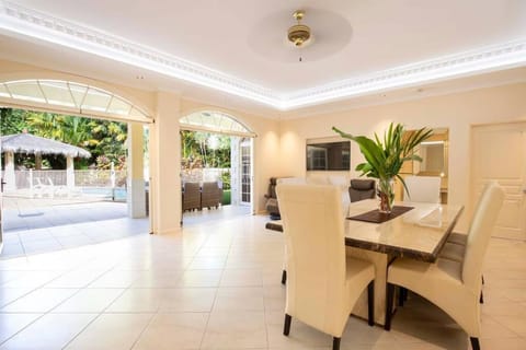 Barbados in the Tropics - 5 Bedroom Luxury Home House in Port Douglas