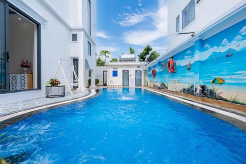 Property building, Day, Pool view, Swimming pool, sunbed