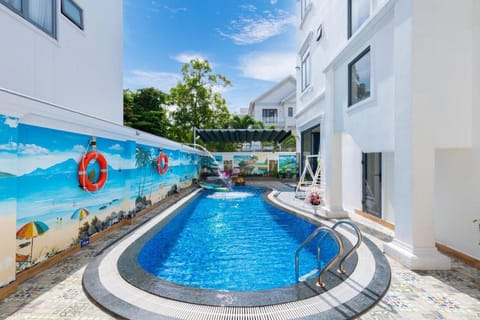 Property building, Day, Pool view, Swimming pool, Parking, sunbed