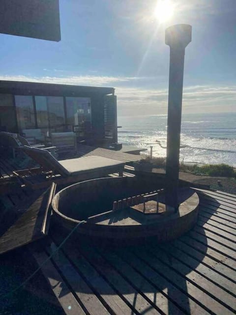 Casa en primera línea, en la Vega de pupuya/Matanzas House in O'Higgins, Chile