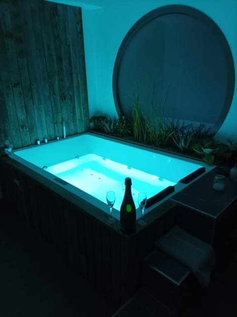 Hot Tub, Hot Tub