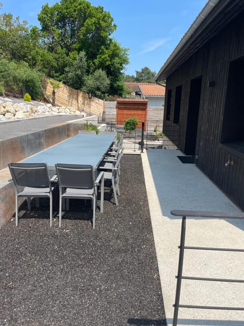 Patio, Day, Dining area