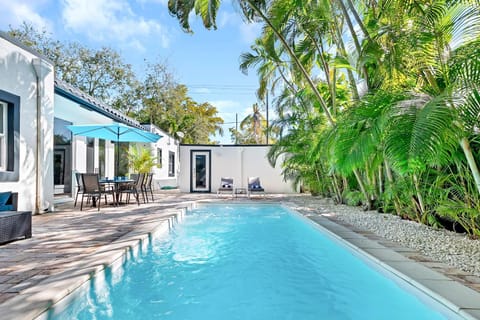 Villa Tropicale Stunning 4 Bedroom 4 Bath Home with Pool and BBQ House in Coconut Grove