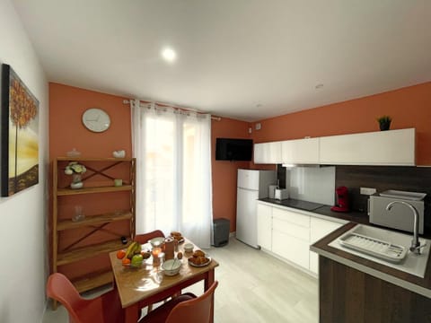 Kitchen or kitchenette, Dining area, minibar, stove