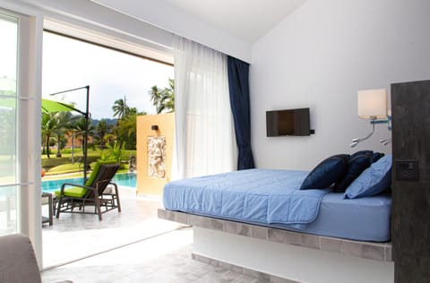 Bed, TV and multimedia, Balcony/Terrace, Photo of the whole room, Bedroom, Swimming pool, sunbed