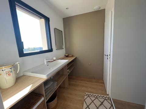 Property building, Bathroom, Sea view, concierge