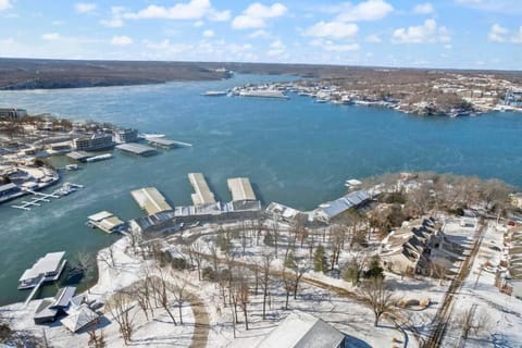 Beachy Lakefront Condo in the heart of Osage Beach Apartment in Osage Beach