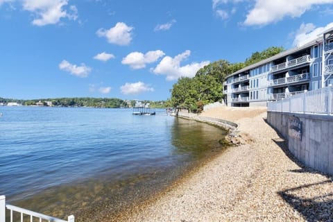 Beachy Lakefront Condo in the heart of Osage Beach Apartment in Osage Beach