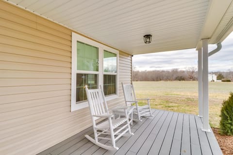 Orange Cottage with Hiking Access 1 Mi to Lake Anna House in Lake Anna