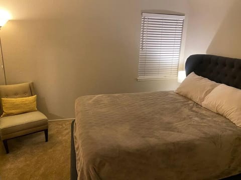 Guest Bedroom in Peaceful Pleasant Hill Townhome! Casa in Pleasant Hill