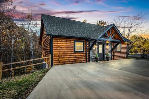 Magnificent- Sevierville Cabin House in Sevierville