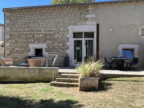 Maison de Charme Moderne avec Jardin, Terrasse et Fibre - Saint-Yrieix-sur-Charente - FR-1-653-250 House in Angoulême