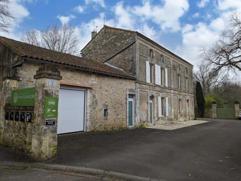 Maison spacieuse avec terrasse, proche CNDBI, idéale pour familles et événements, animaux acceptés. - FR-1-653-249 House in Angoulême