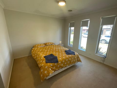 Elegant master bedroom with private bathroom Vacation rental in Melbourne