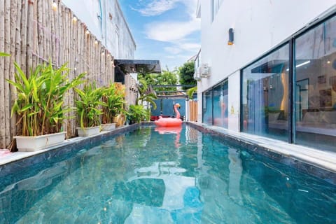 Property building, Day, Pool view, Swimming pool, sunbed