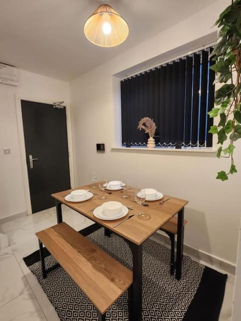 ApartHotel Flat 5 - 10 min to centre by Property Promise Apartment in Cardiff