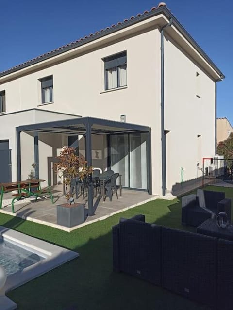 Property building, Patio, Day, Garden, Balcony/Terrace