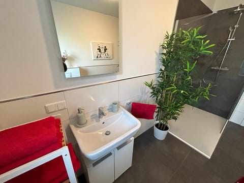 Moderne Ferienwohnung Green Forest mit Infrarotsauna, Balkon und Stellplatz Apartment in Bremerhaven