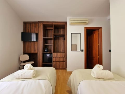 Bed, TV and multimedia, Photo of the whole room, Bedroom, towels, wardrobe, air conditioner