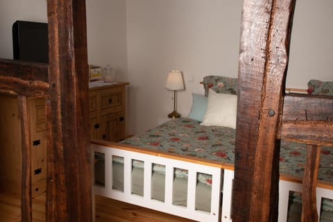 Bed, TV and multimedia, Photo of the whole room, Bedroom, hair dresser