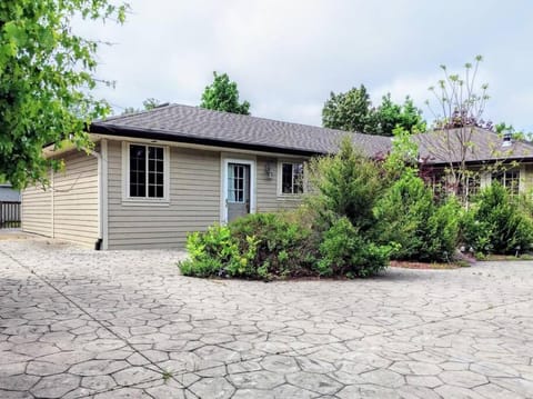 Sunset Getaway, Cozy 5 people, 2 min to beach! House in Lambton Shores