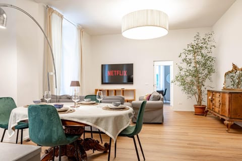 Communal lounge/ TV room, TV and multimedia, Living room, Seating area, Dining area, Evening entertainment