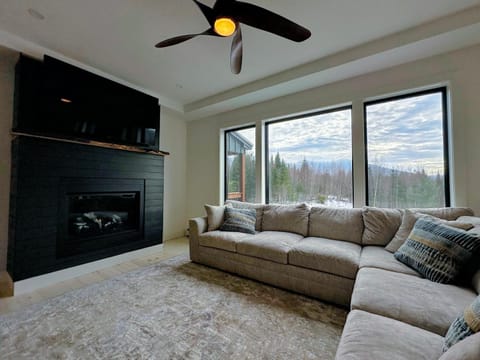 2M New rustic contemporary home with stunning views, great amenities and perfect private location. House in Sugar Hill