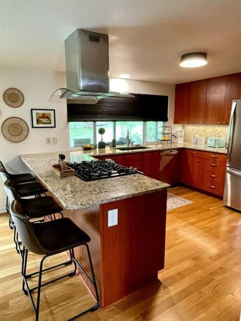6BR Spacious-Bright-Modern House in Eugene