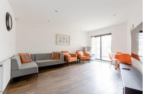 Chic DuoRooms with Modern Comfort for Families Vacation rental in Dartford