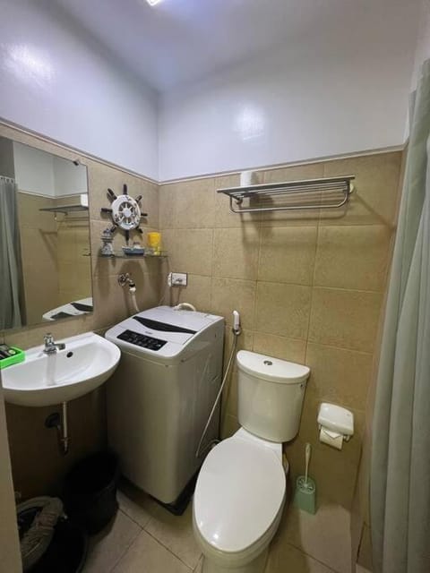 Staycation in the South (Near Manila Airport) Condo in Las Pinas