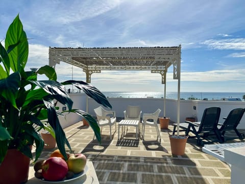 Natural landscape, View (from property/room), Balcony/Terrace, Seating area, Sea view