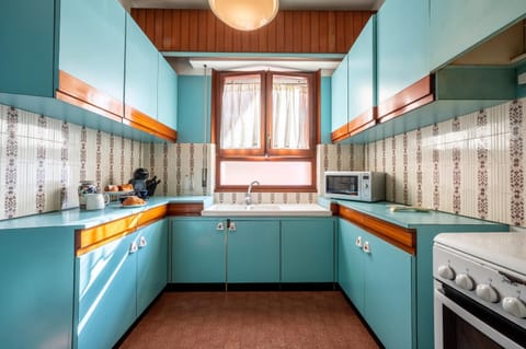 Kitchen or kitchenette, minibar, pet friendly, stove