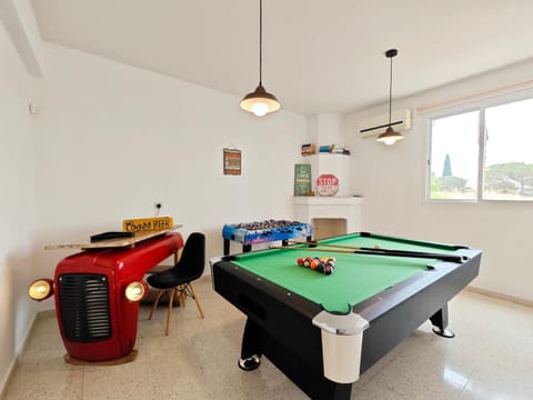 Billiard, Game Room