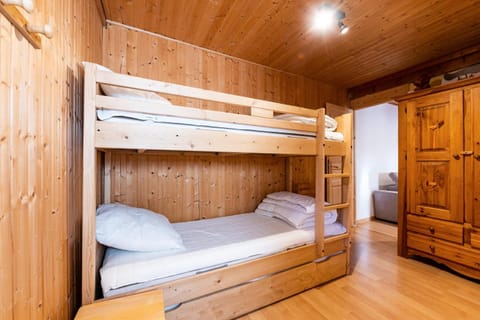 Bedroom, bunk bed