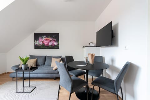 Communal lounge/ TV room, TV and multimedia, Living room, Seating area, Evening entertainment