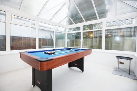 Billiard, Game Room