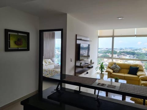 GOLD SUITE CON VISTA A CIUDAD/PISCINA/GYM/ PARQUEO Apartment in Guayaquil