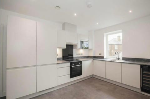 2 Bedroom Apartment In Kew Bridge Apartment in Brentford