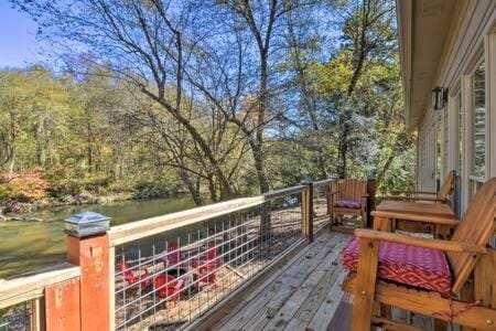 Riverfront Home w Deck & Hot Tub Maison in East Ellijay